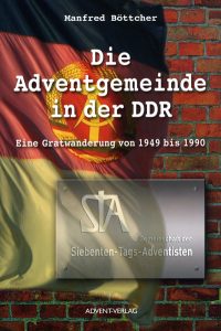 Historische DDR-Adventsgemeinde Buch, Manfred Böttcher, mit Flagge und Gedenktafel, über die ehemalige kirchliche Gemeinschaft und ihre Entwicklung von 1949 bis 1990, veröffentlicht vom Advent-Verlag.