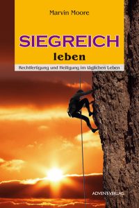Abenteuerlicher Bergsteiger erklimmt eine Felswand bei Sonnenuntergang, Symbol für Glaubensstärke und Überwindung.