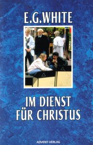 E.G. White Buchcover "Im Dienst für Christus" mit einer Gruppe junger Menschen, die bei einer Aktivität im Freien sitzen und die Bibel studieren, hervorgehoben als bedeutendes Werk zur christlichen Inspiration.