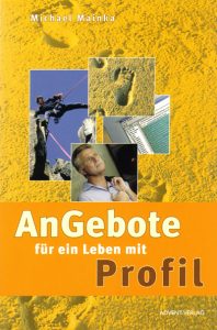 Ehemaliger Titelbild des Buches "Angebote für ein Leben mit Profil" von Michael Mainka, das auf dem Verlag Advent-Verlag veröffentlicht wurde, zeigt eine Mischung aus Natur- und Alltagsszenen, inklusive eines Kletterers, Fußabdrücken, einem Laptop und einer Frau, die nachdenklich wirkt, auf gelbem Hintergrund.