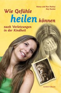 Wie Gefühle heilen können nach Verletzungen in der Kindheit, Buchcover mit einer lachenden Frau und einem Kind mit versteinertem Gesicht, behandelt die Verarbeitung von Kindheitstrauma, emotionale Heilung und psychische Gesundheit, veröffentlicht von Advent-Verlag.