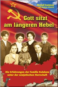 **ALT:** Historisches Buchcover über die Familie Kulakov während der sowjetischen Herrschaft, mit kommunistischer Flagge im Hintergrund und Familienfoto im Vordergrund.