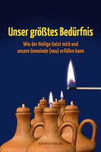 Feuerzündung auf Terrakotta-Kerzenhaltern mit Flammen und Streichholz, symbolisch für den Heiligen Geist und den Glauben, mit Fokus auf spirituelles Wachstum und Gemeinschaftsgeist in kirchlicher Werbung.