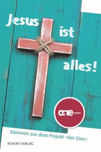 Gesichtetes, alt: Roter Holz-Kreuz mit Schnur auf dekorativem blauen Holz hintergrund, christliche Botschaft "Jesus ist alles!" für biblische Lernmaterialien, evangelische Bildungsangebote.