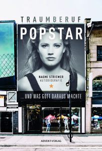 Erfolg im Showbusiness, Biografie und Lebensweg von Naomi Striemer, Popstar aus Deutschland, auf einem großformatigen Werbeplakat in Berlin, mit modernen Werbeanlagen und urbanem Hintergrund.
