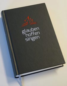 Lebendiges Gebet- und Glaubensbuch, das Hoffnung und Freude beim Singen und Beten vermittelt, perfekt für spirituelle Aktivitäten und kirchliche Gemeinschaften.
