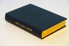 Im Fokus ist ein schwarzes, im Hardcover gebundenes Buch mit blauer Lederoptik, das auf weißem Hintergrund liegt. Es trägt die Prägung „Jesus“ und „lesen, hoffen, glauben" auf der Vorderseite und den Schriftzug „Glauben - hoffen - leben“ auf dem Rücken. Das Buch symbolisiert christliche Werte und Inhalte, passend für eine christliche Verlagspublikation. Es strahlt Qualität und Tiefe in der religiösen Literatur aus, ideal für die Zielgruppe, die nach spiritueller Orientierung sucht.