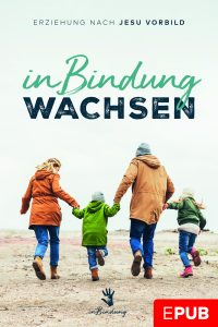 Familie geht Hand in Hand am Strand, Spaziergang, Natur, Zusammenhalt, Eltern mit Kindern, Outdoor-Aktivitäten, Familienzeit, positive Familienbilder, Erziehung, gemeinsames Erleben, Bild für Familienratgeber, Naturerlebnis, outdoor Eltern-Kind-Aktivitäten, gemeinsames Wachstum.
