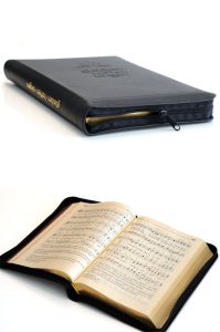 Gebundene Bibel mit Noten und Notenblatt, ideal für Kirchen, Konzerte und Beruf. Hochwertiges, handliches Notenbuch mit schützender Hülle für Musiker und Chorleiter.