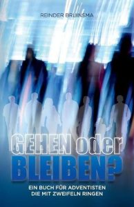 Menschenmenge auf einem geschäftigen Flughafen, Symbol für Reise und Abenteuer, passend zum Thema christlicher Advents- und Weihnachtsbücher, moderne Stadtarchitektur im Hintergrund.