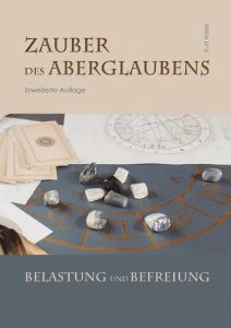 Zauber des Aberglaubens Buchcover mit Horoskop, Tarotkarten und Steinen für spirituelles Wachstum und alte Aberglauben - Erweiterte Auflage von Advent-Verlag.