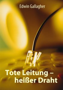 Schwarzer Draht, der auf eine gelbe elektrische Leitung gesteckt ist, im Nahaufnahme, symbolisiert elektrische Verkabelung und Stromversorgung.