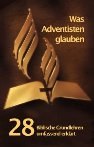 Feuerflamme aus Bibel geöffnet mit Kreuz, beleuchtet, symbolisiert christlichen Glauben und Adventszeit.