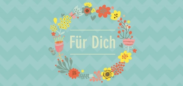Blumenkranz mit dem Text "Für Dich" auf pastellblauem, welligem Hintergrund, geeignet für Geschenk- oder Dekoartikel, hell und freundlich gestaltet, ideal für persönliche Grußkarten und kreative Geschenkideen.