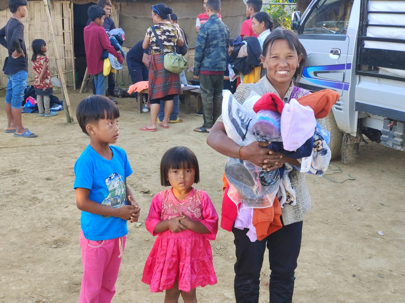 Flüchtlingshilfe in Asien, Frau mit Kindern, Hilfsgüter, Solidarität, humanitäre Unterstützung, Menschen in Not, Entwicklungsarbeit, Adoption, Hilfsorganisation, Gemeinschaftsaktion.