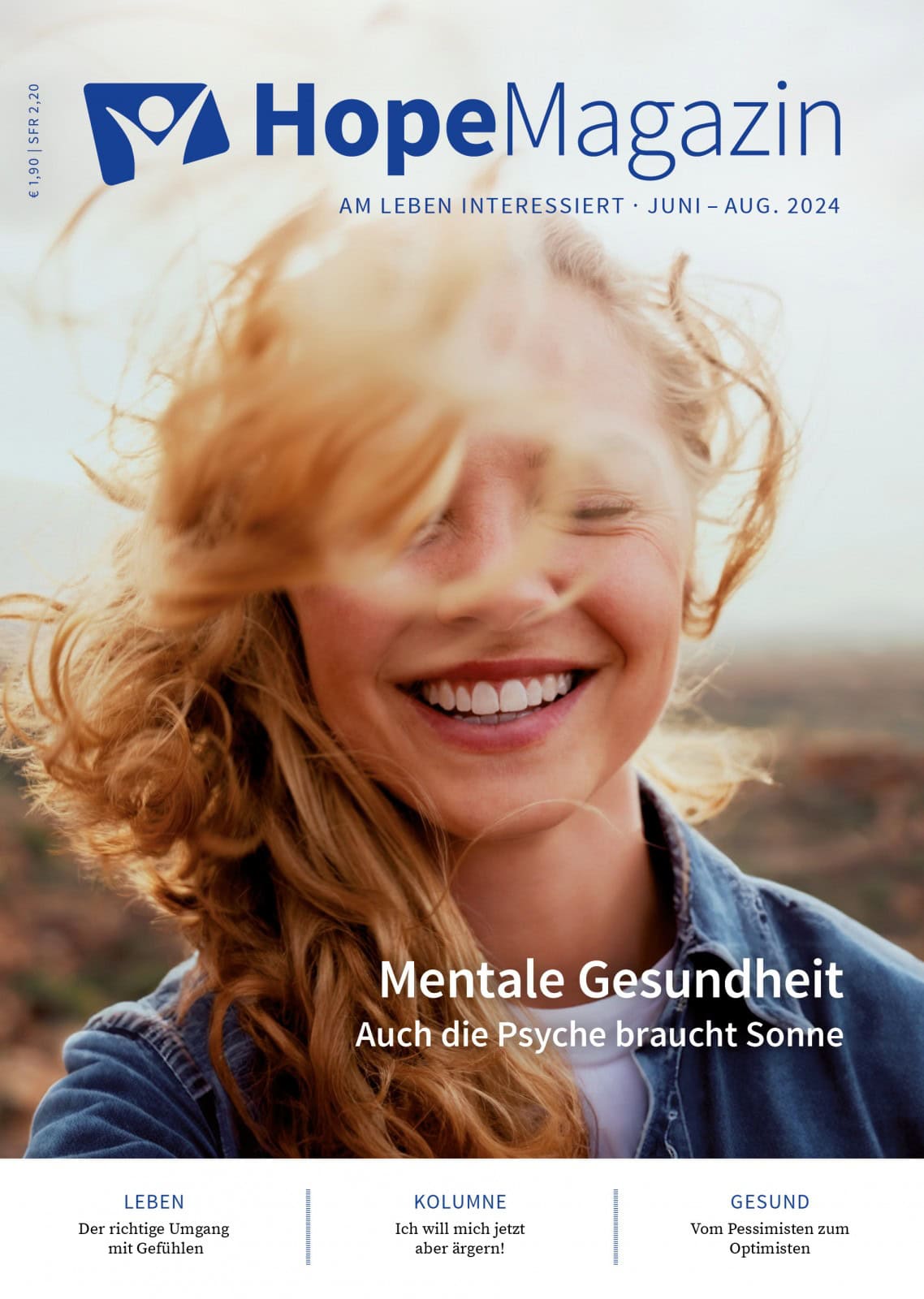 Freudevolle junge Frau mit lockigem roten Haar, die im Sonnenlicht lacht, symbolisiert positive Stimmung und mentale Gesundheit.