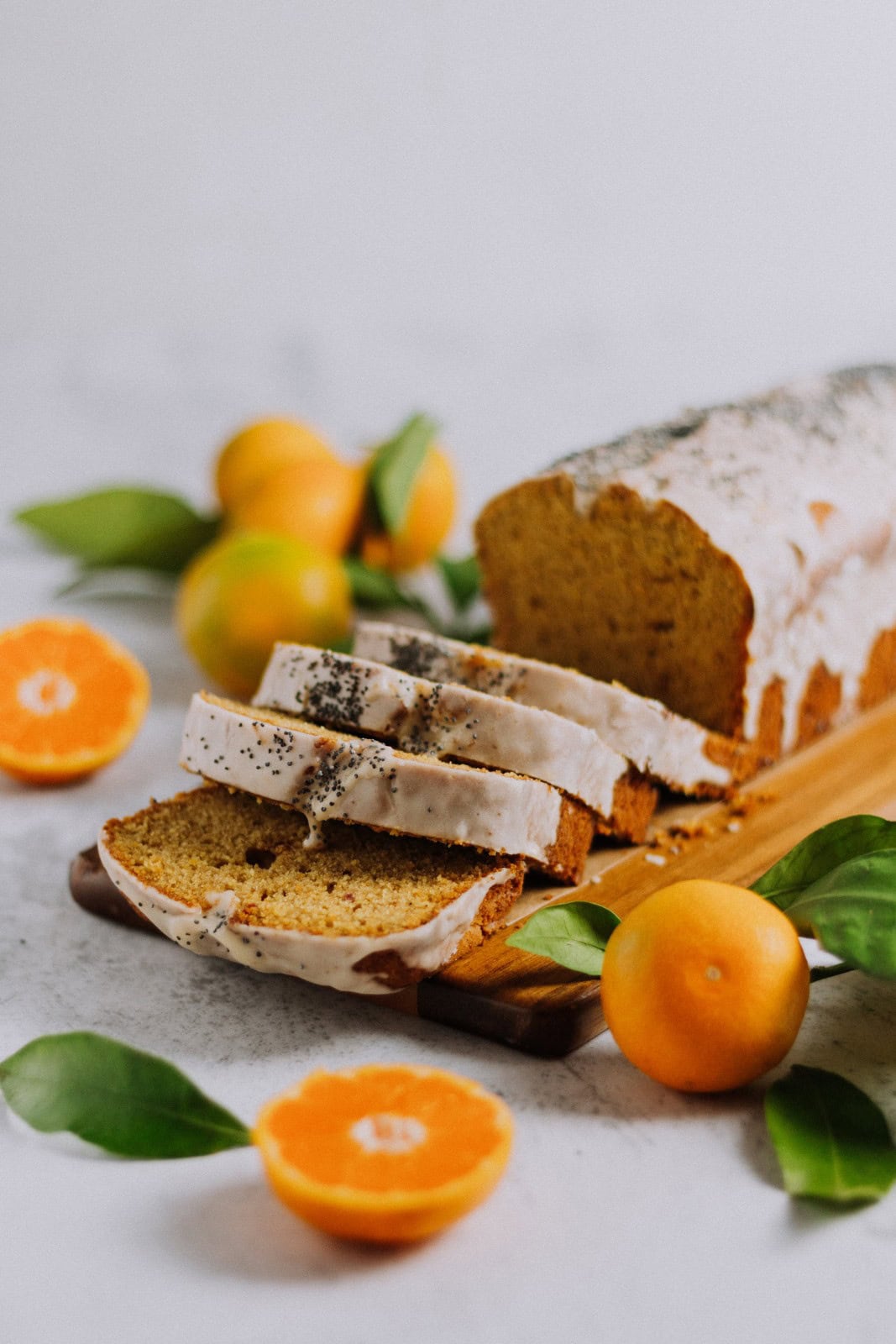 Saftiger Orangenkuchen mit Zitronenfrüchten und frischer Zitronen- und Orangen-Deko, perfekt für festliche Backkunst und Weihnachten, präsentiert von Advent-Verlag.