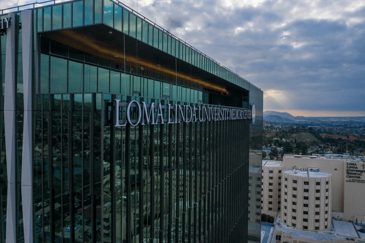 Moderne ofenlichtaufnahme des Loma Linda University Medical Center, kulturell bedeutendes Krankenhaus in Kalifornien, USA.