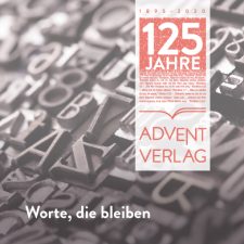 125 Jahre Advent-Verlag: Jubiläumslogo mit Text, Hintergrund aus Buchstaben, Betont Bedeutung von Worten in der christlichen Literatur, Fokus auf religiöse Bücher, Kalender und Geschenkartikel, passend für christliche Weihnachtsgeschenke und spirituelle Literatur.