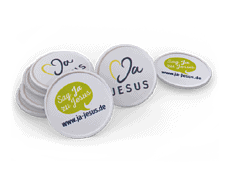 - Buttons mit "Ja zu Jesus" Slogan, christliches Glaubenssymbol, religiöse Unterstützung, Glaubensbekundung, christliche Botschaft, evangelistische Buttons, christliche Geschenkideen, Bibelzitate, christliches Event.