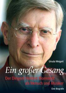 Ursula Weigert, Biografie vom Dirigenten Herbert Blomstedt, führende Persönlichkeit in der klassischen Musik, Nahaufnahme, emotionale Darstellung eines alten Mannes mit Brille, Kultur und Musik.