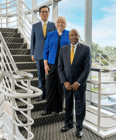 Vielfältiges Team von Geschäftsleuten auf einer modernen Treppe in einem hellen Gebäude, symbolisiert Professionalität und Teamarbeit, passend für Verlage wie Advent-Verlag.