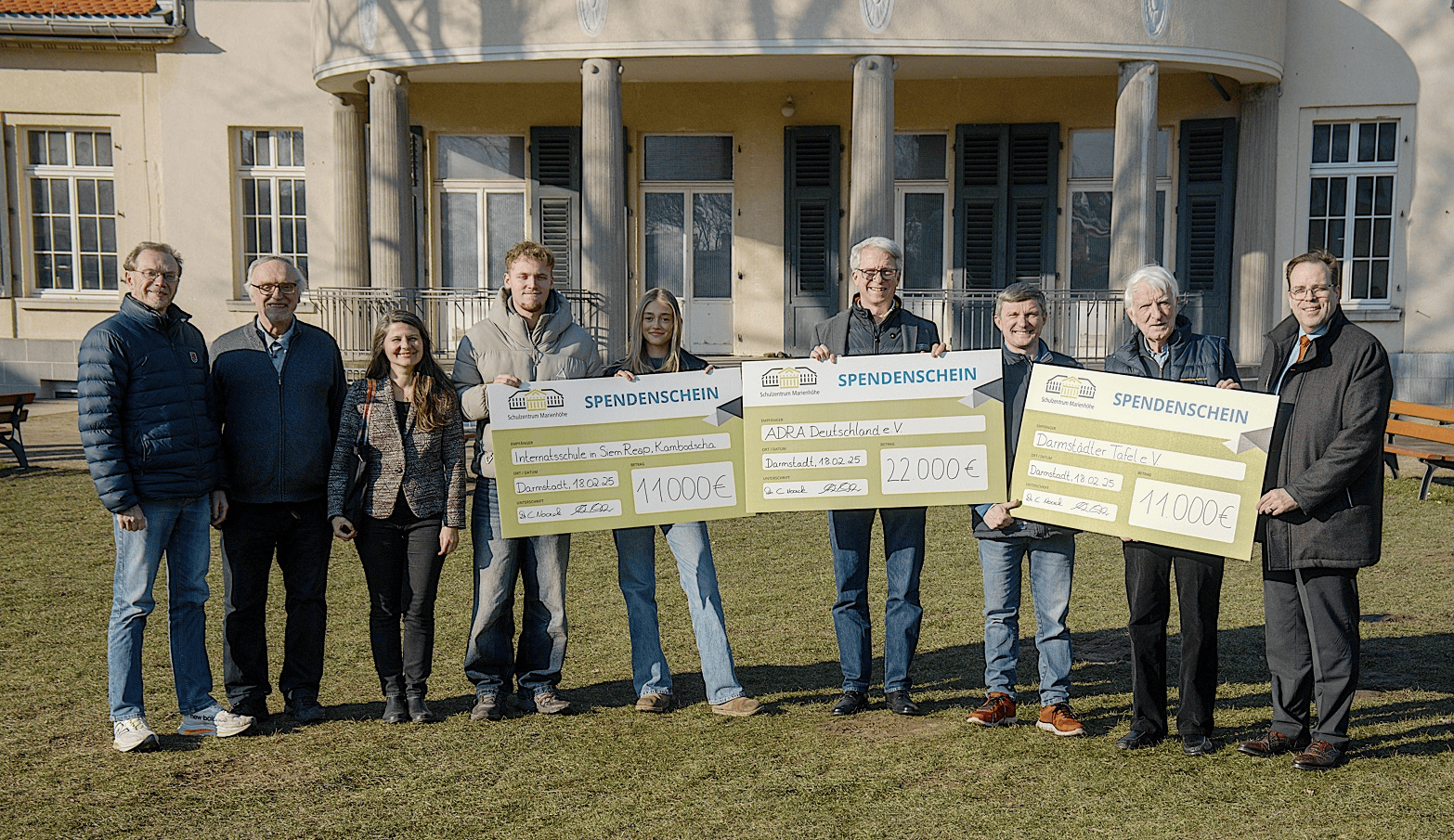Großzügige Spendensumme für Bildung und gemeinnützige Projekte in Darmstadt, Übergabe durch lokale Organisationen, Fokus auf Schul- und Gemeinschaftsinitiativen, symbolträchtige Checkübergabe.