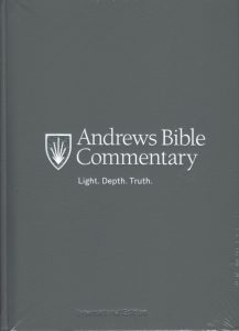 Erscheinungsbild des Andrews Bible Commentary, Gebundene Ausgabe, dunkler grauer Einband, theologische Kommentare, biblische Auslegung, christliche Literatur, religiöse Fachliteratur, spirituelle Tiefe, Bibelkommentar.