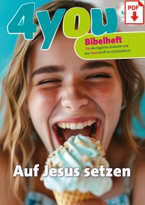 Fröhliches Mädchen isst Eis und lächelt, Nahaufnahme, Kinderfreude, Sommer, zufriedenes Kind, mit freudigem Ausdruck, Spaß, kindliche Unbeschwertheit.