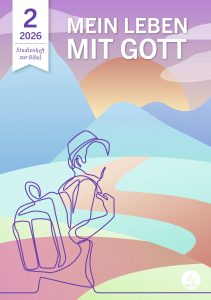 Der Schüler mit Rucksack liest in der Natur, umgeben von bunten Bergen und Himmel, auf dem Cover des Studienhefts "Mein Leben mit Gott" für die Bibelstudien im Jahr 2026.