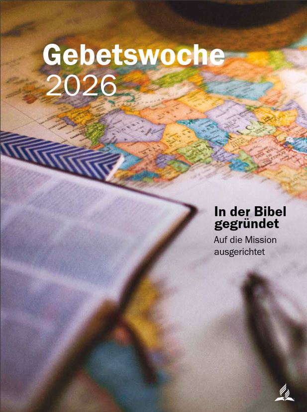Bild zeigt eine Landkarte, eine offene Bibel und einen Kugelschreiber, symbolisch für Gebetswoche 2026 bei Advent-Verlag.
