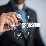 Innovative Sponsoring-Konzept mit mehreren unterstützenden Symbolen und Geschäftsmann.