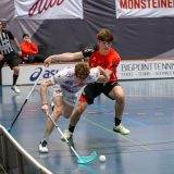 Hockeyspiel UHC Alligator Malans, Indoor-Hockey, spannende Aktion auf dem Spielfeld, junge Athleten kämpfen um den Ball.