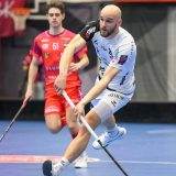 Actionreicher UHC Floorball Spiel zwischen Alligator Malans und Gegner, Spieler kämpft für den Ball.
