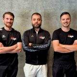 Alligator Malans Team in schwarzen Trikots vor einer Betonwand, fitnessorientierte Sportler.