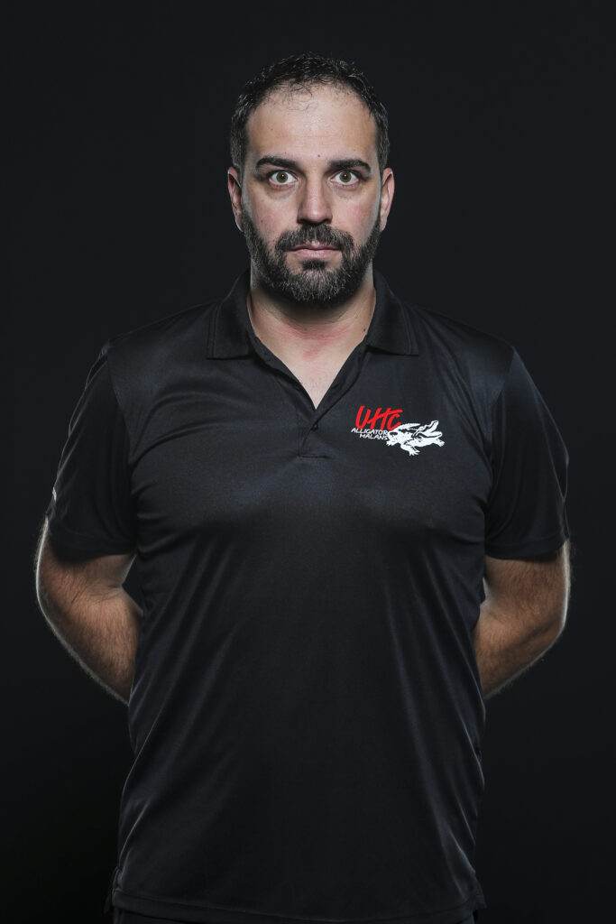 Hochleistungs-Sportler in schwarzem UHC Alligator Malans Trikot, professioneller Eishockeyspieler.
