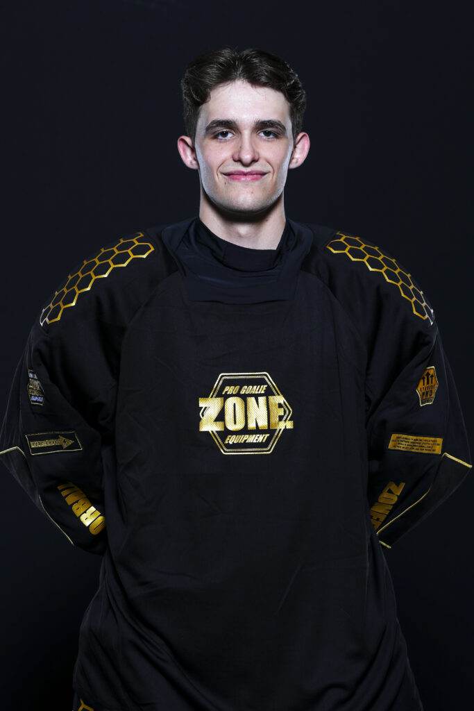 Junges Eishockey-Torwart im Profi-Design mit UHC Alligator Malans Trikot, professionell und selbstbewusst.