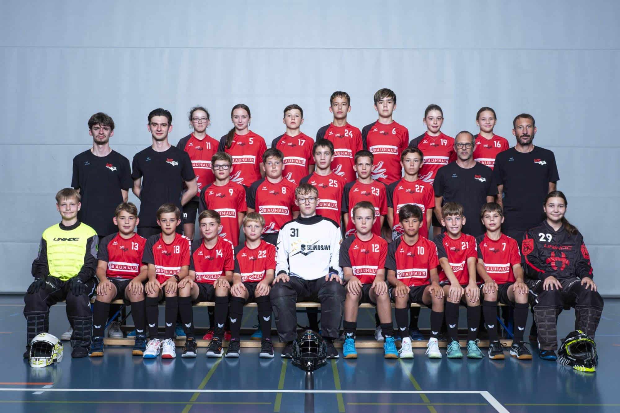UHC Alligator Malans Jugendhandballteam, Teamfoto in Sporthalle, Mannschaft mit Trainern.