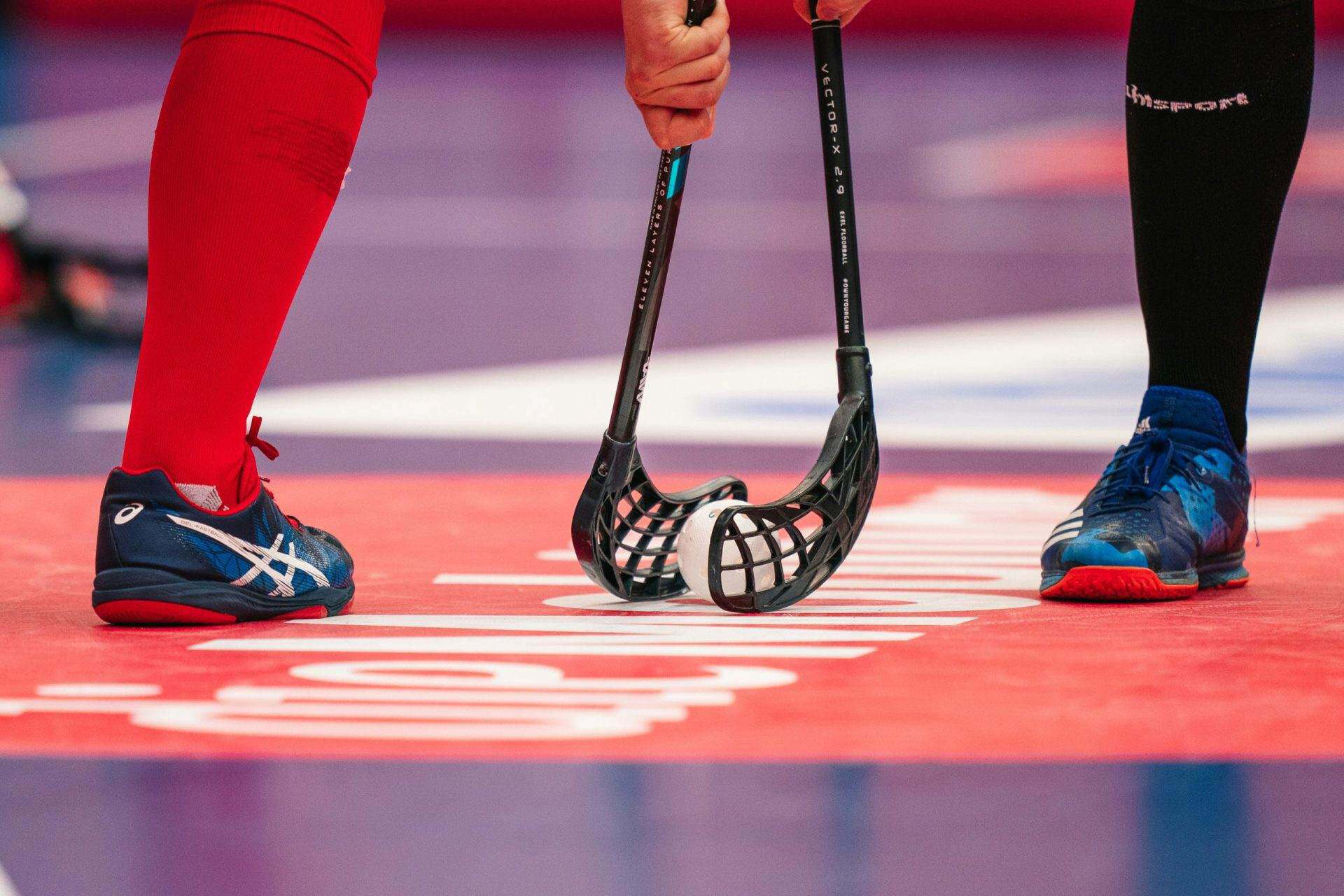 Schläger und Schuhe beim Floorball – UHC Alligator Malans.