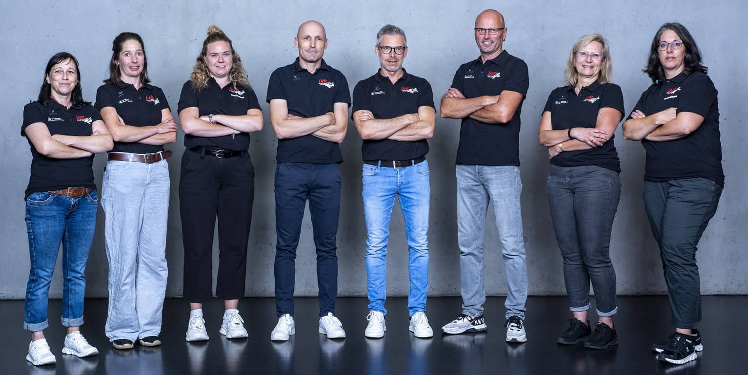 UHC Alligator Malans Teamfoto, Teammitglieder in schwarzen Polo-Shirts vor grauem Hintergrund.
