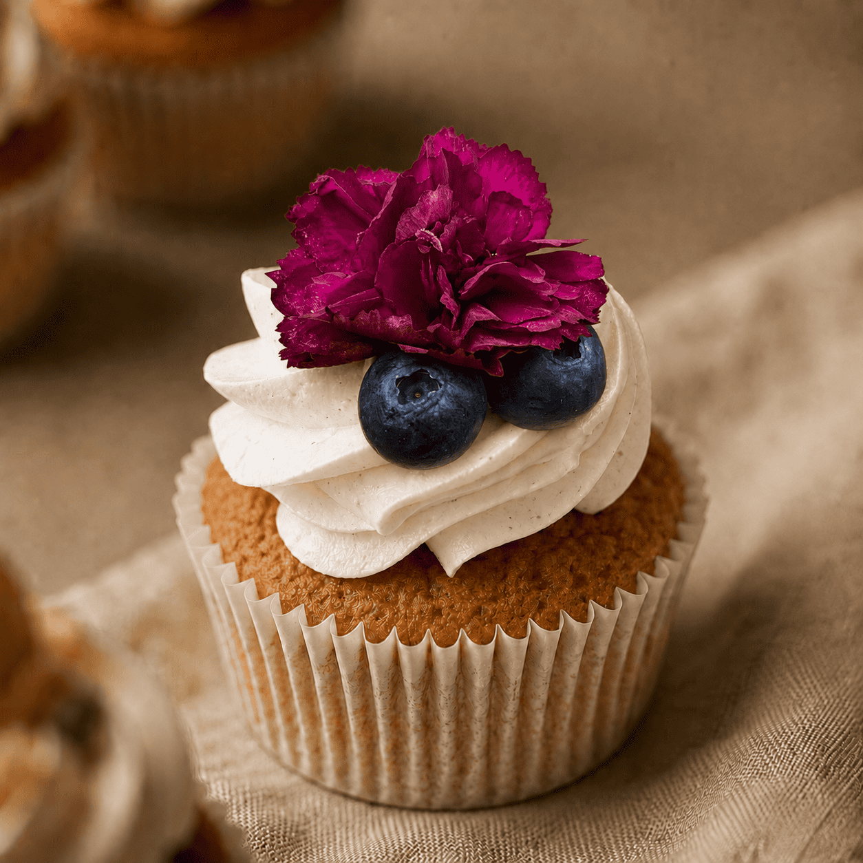 cupcake bruiloft met bloem en blauw bessen