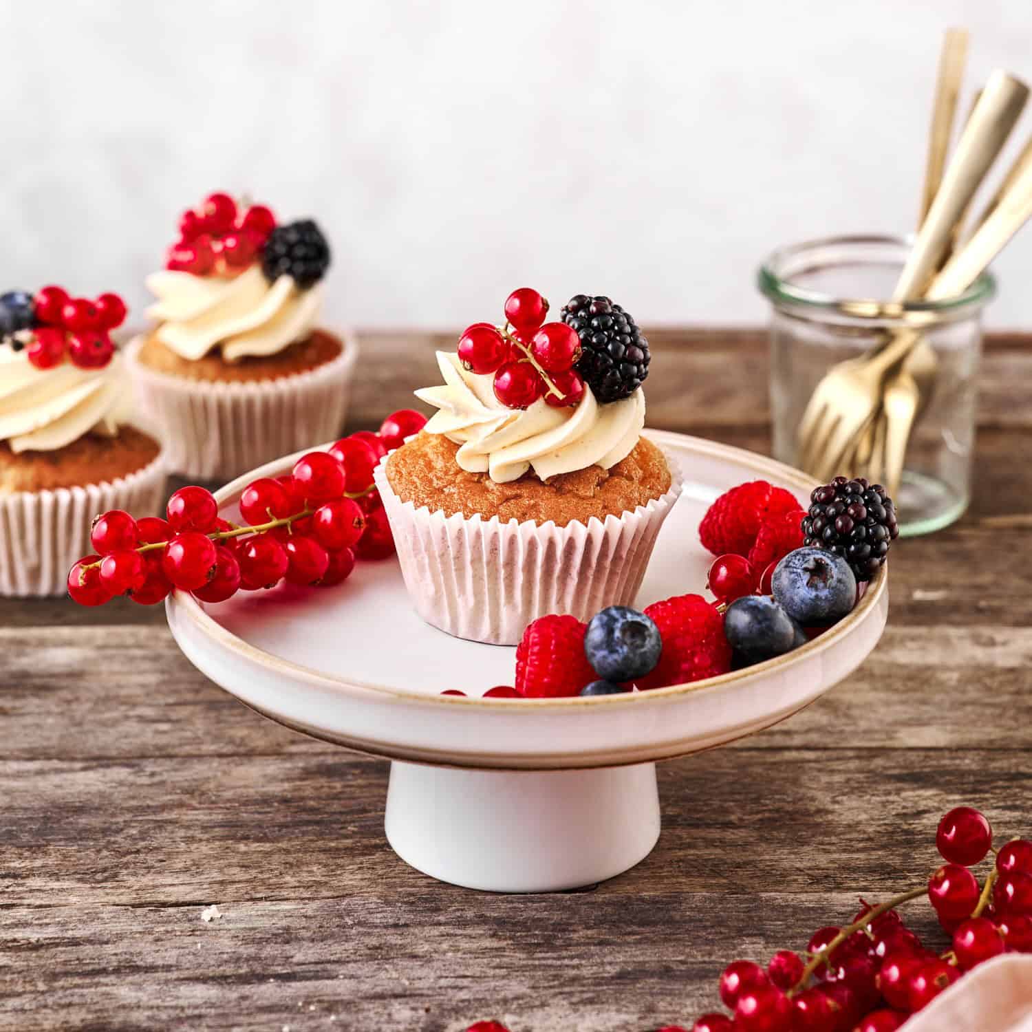 Vegan en Glutenvrije cupcakes met bloemen en fruit