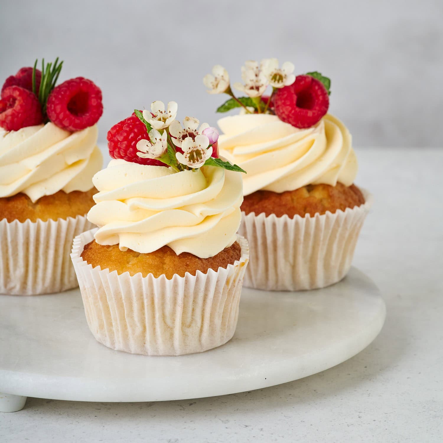 Vegan en Glutenvrije cupcakes met bloemen en fruit