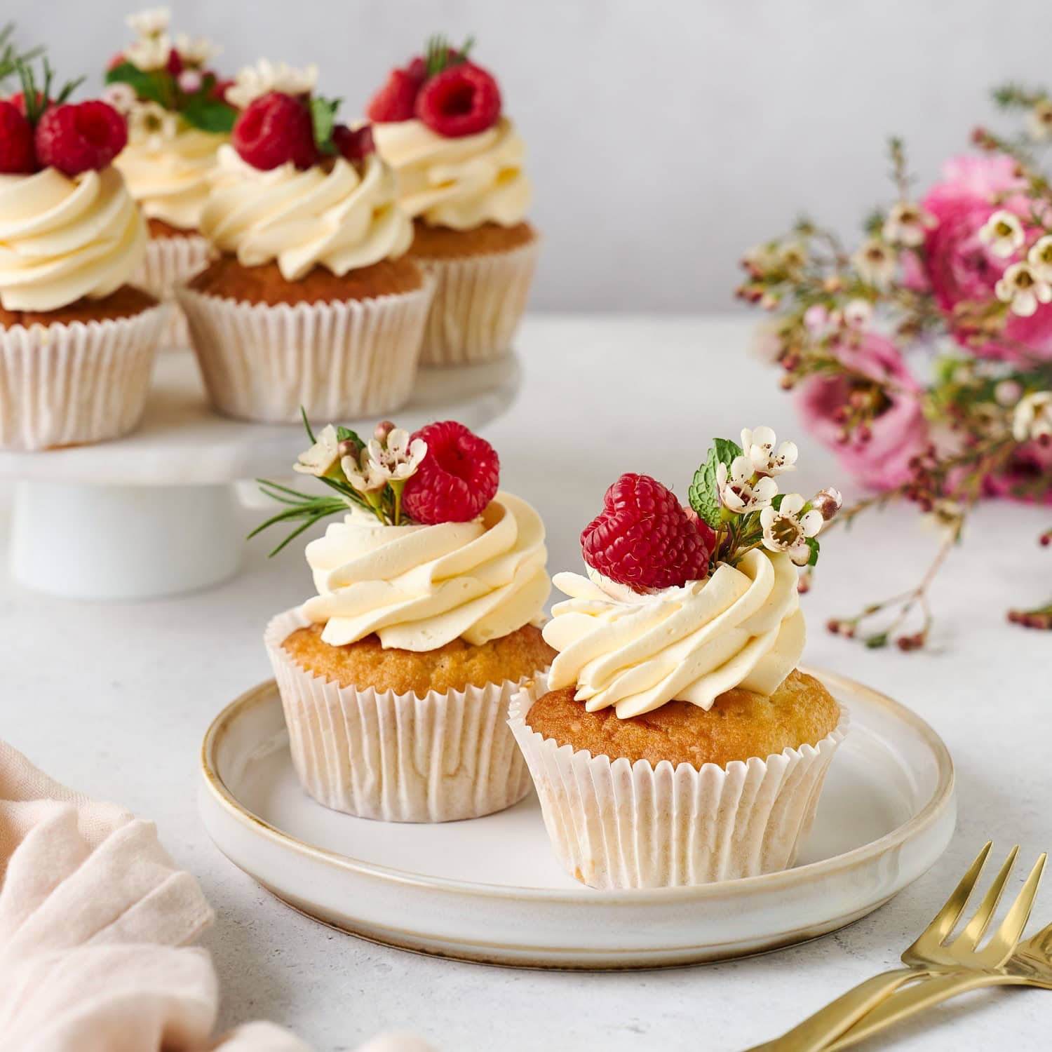 Vegan en Glutenvrije cupcakes met bloemen en fruit