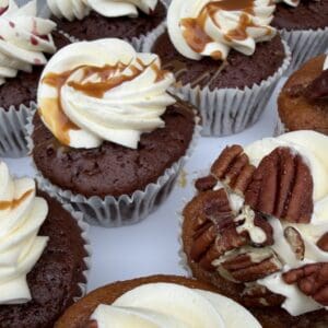 Cream cheese frosting op chocolade cupcakes.
