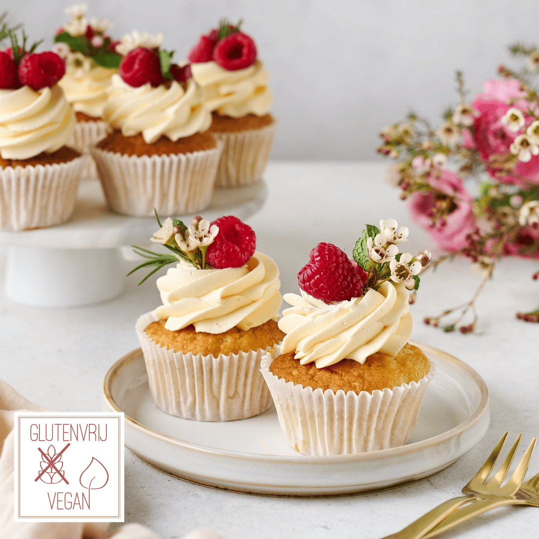 Vegan en Glutenvrije cupcakes met bloemen en fruit
