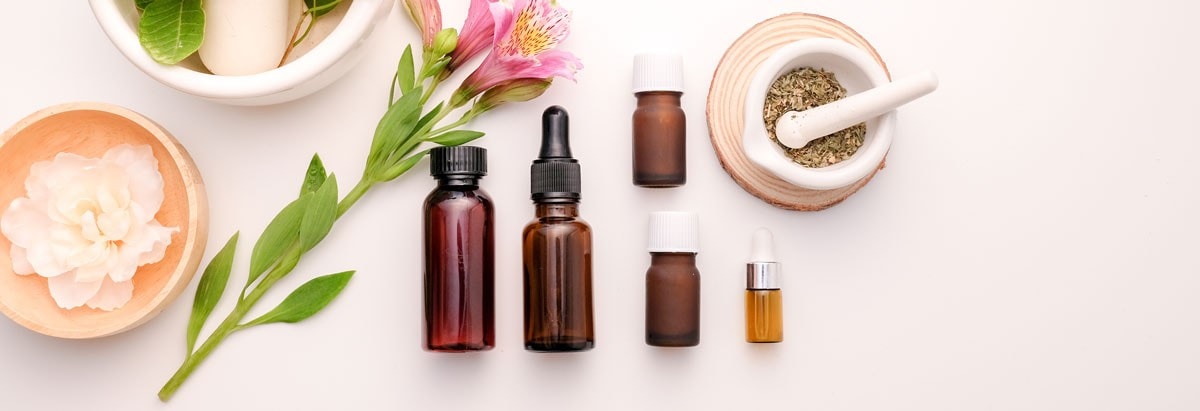 Luxe hotelzepen en shampooflessen voor een verbeterde gastbeleving.