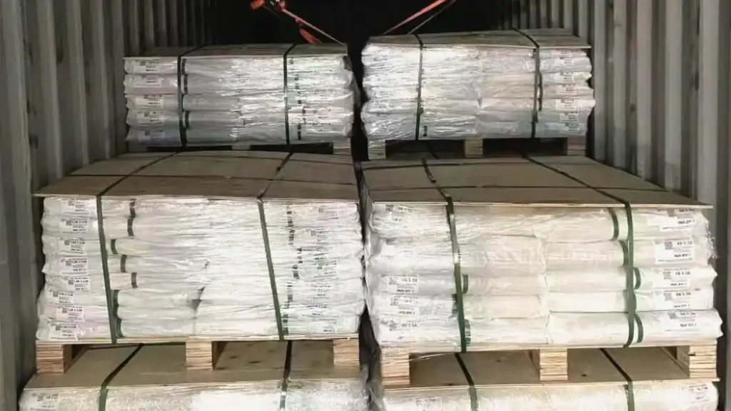 لفائف بطانات مطاطية من EPDM محملة ومثبتة على منصات للشحن الدولي الآمن