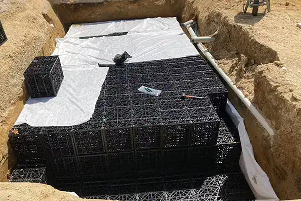 تجميع وحدات معيارية بالتعشيق لاحتجاز مياه الأمطار دون رافعة