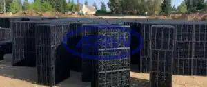 Штабели чёрных модульных блоков для дождевого стока, готовых к монтажу